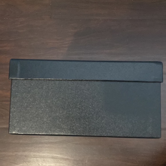 CHANEL Large Gift Box - Picture 2 of 6